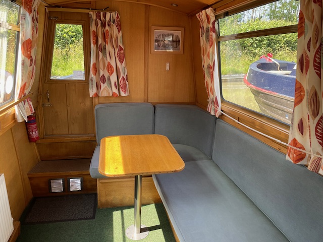 Louise: Saloon with Table